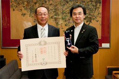 岩尾氏と永松市長の写真