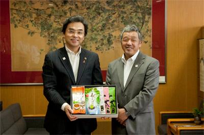 寄贈の様子の写真