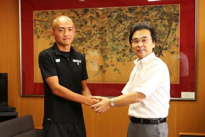 阿部選手と握手をする市長の写真