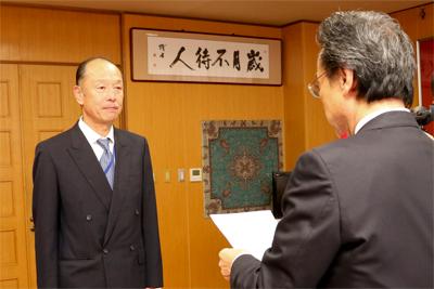 辞令交付の様子の写真