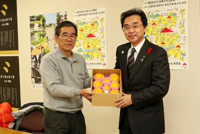 ユズを抱える神鳥さんと永松市長の写真