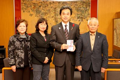 杵築市山香町カラオケ連盟のみなさんと永松市長の写真