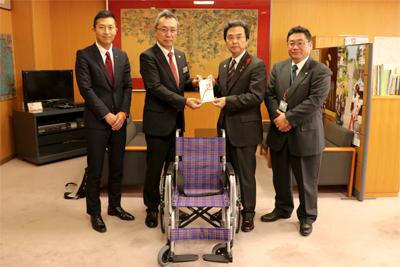 車いす寄贈の様子の写真