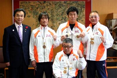 選手のみなさんと市長の写真