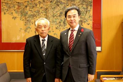 荷宮さんと市長の写真