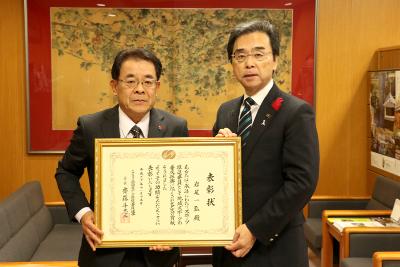 賞状を持つ岩尾さんと永松市長