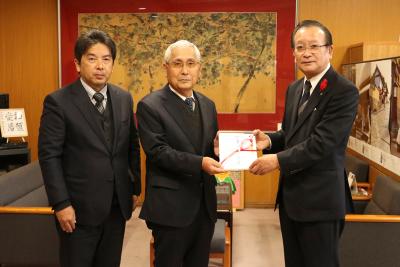 杵築測量設計から寄附金を受け取る興田副市長