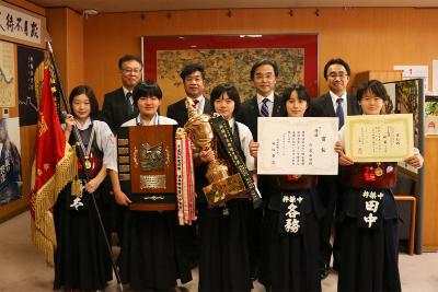 トロフィーや賞状を持った杵築中学女子剣道部のみなさん