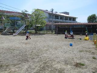 子どもたちが元気に遊ぶ広い園庭