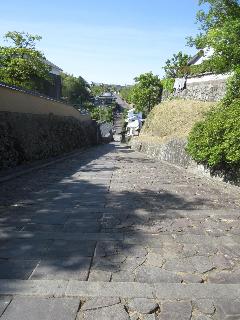 石畳がきれいな酢屋の坂