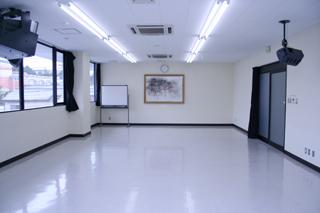 壁と床が白い第3研修室の内観写真