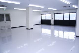 壁と床が白い第7研修室の内観写真