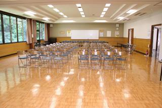 奈狩江地区公民館の大会議室の写真
