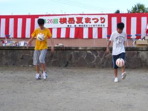 横岳夏祭りにてサッカーボールでリフティングをする男の子2人の写真