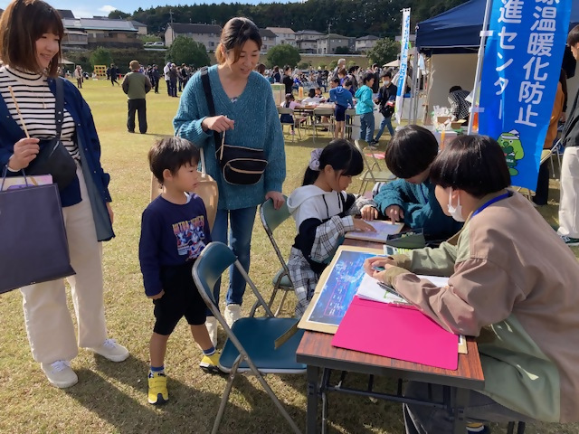 パズルで遊ぶ子どもたち