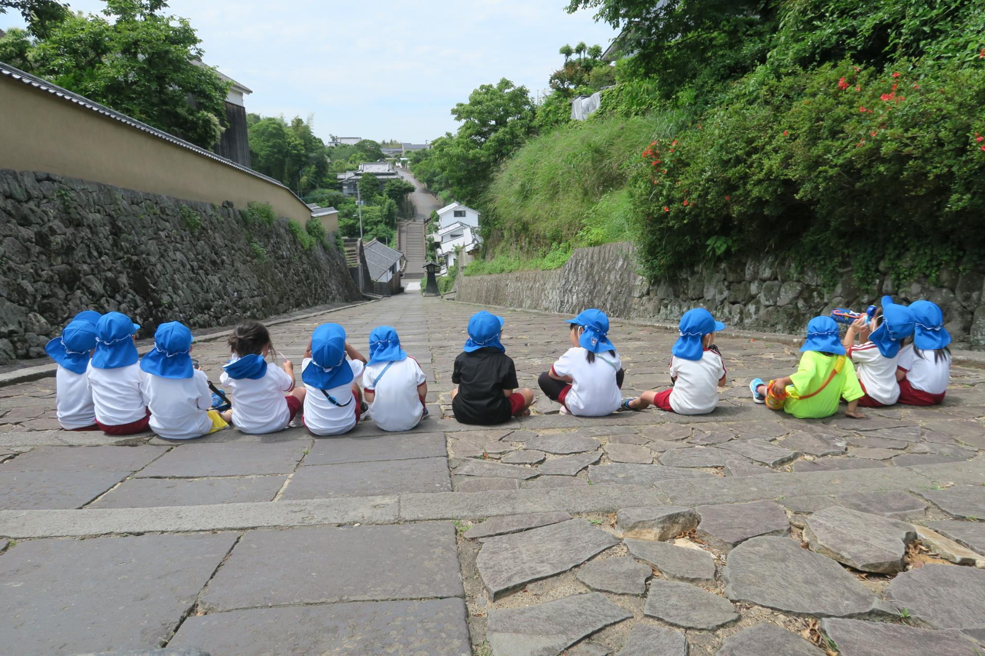 杵築市長賞　杵築幼稚園　酢屋の坂でお茶休憩